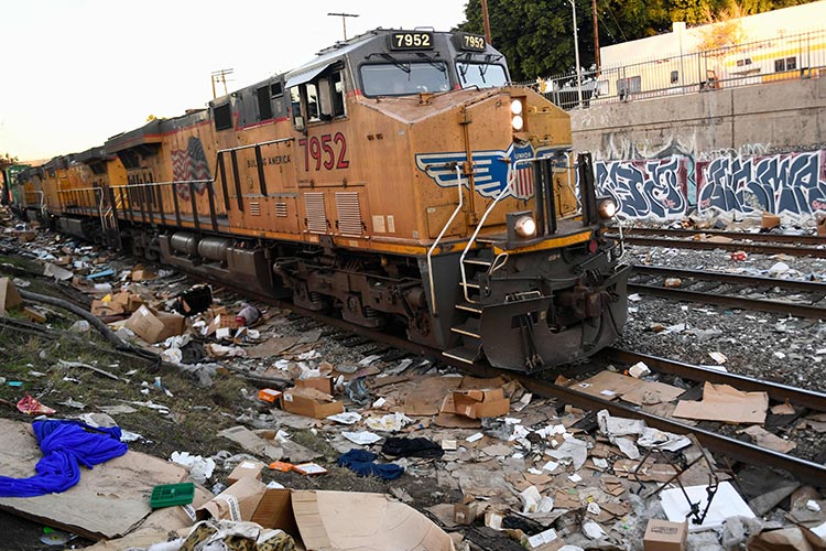 Thieves loot freight trains in Los Angeles with impunity