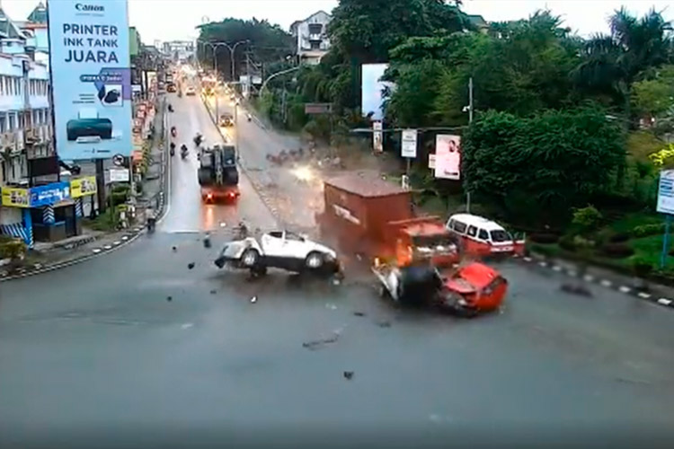 VIDEO: Trailer ploughs into dozens of motorists killing five, injuring 22 in Indonesia 