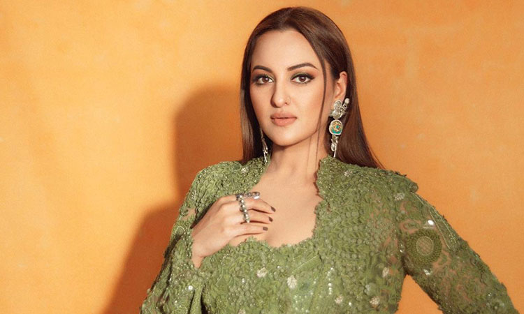 Sonakshi oozes vintage swag in the ‘Tilasmi Bahein’ number