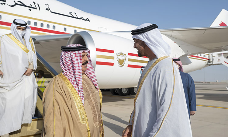 Sheikh Mohamed receives King of Bahrain, discusses bilateral ties 