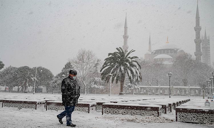 Snow blankets Turkey's Istanbul, airport to remain closed