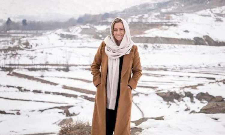 Pregnant New Zealand journalist offered a way home from Afghanistan