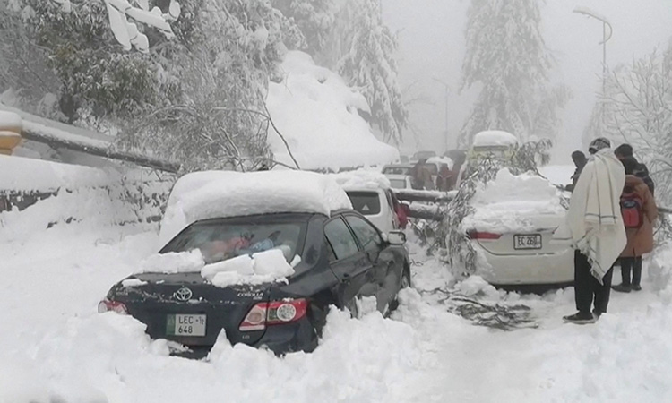 VIDEO: 21 tourists freeze to death in cars in Pakistan’s hill station after heavy snowfall