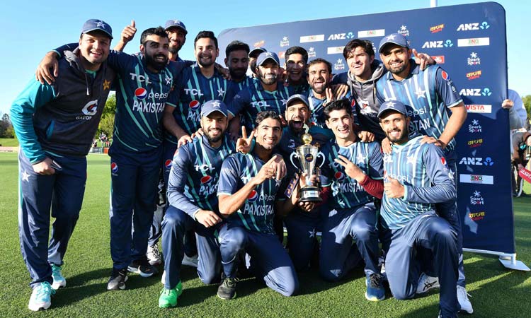 Pakistan beat New Zealand by 5 wickets in tri-series final