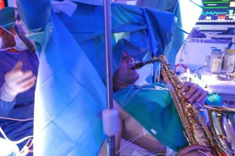 Man plays saxophone while undergoing brain surgery in Italy