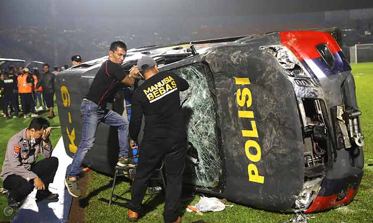 VIDEO: Riot, stampede at Indonesia soccer match kill 125