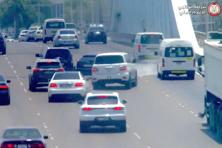 Abu Dhabi Police warn motorists about dangers of stopping in the middle of the road