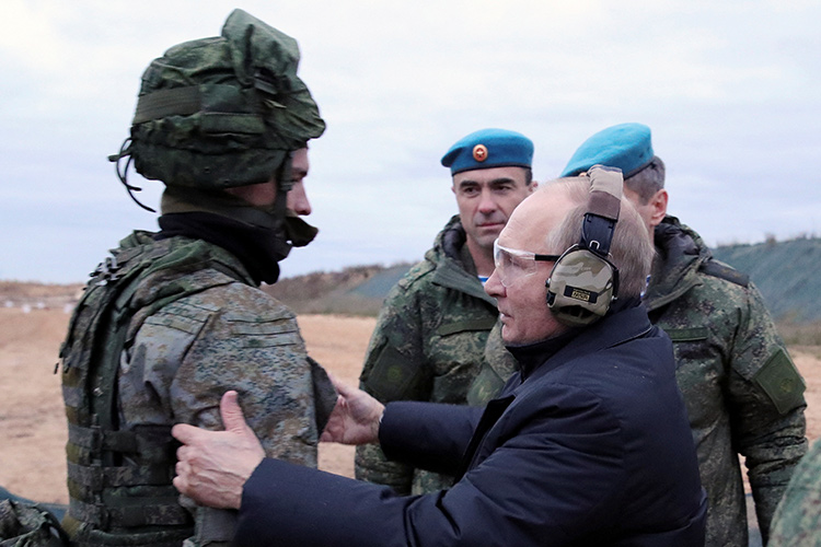 VIDEO: Russian President Putin tests sniper rifle at training centre