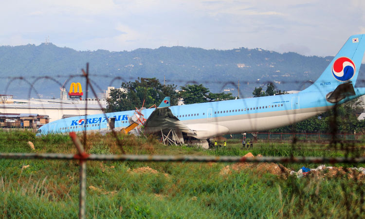 Korean Air plane overruns Philippine runway, 173 people safe