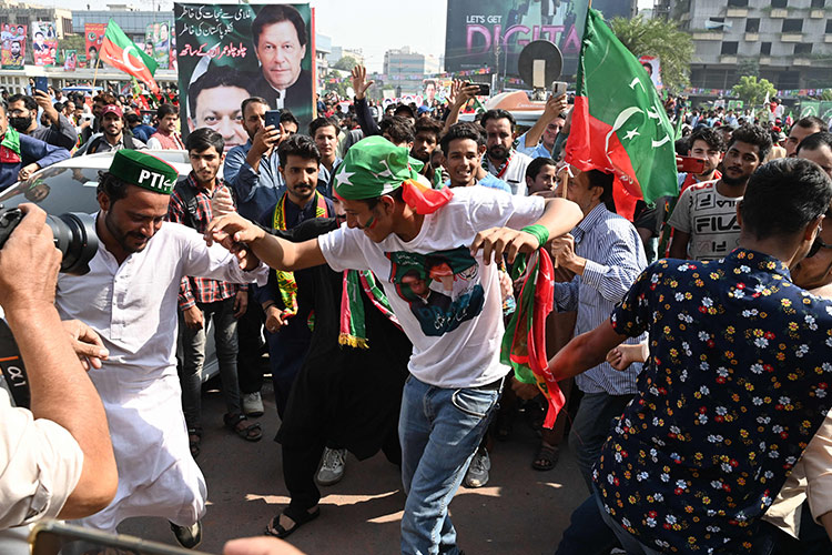 VIDEO: Pakistan’s Imran Khan starts long march from Lahore