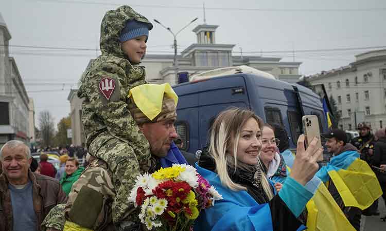 Ukraine troops greeted with flowers in Kherson after Russian retreat