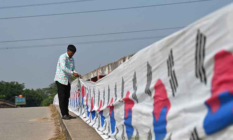 Bangladeshi man crafts 2.2-mile-long South Korean flag to show love for country — and its football team