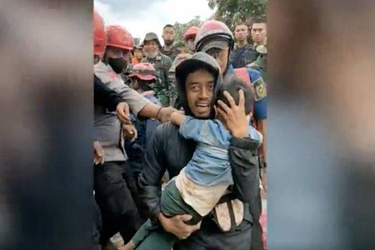 VIDEO: Indonesian boy rescued after being trapped for 2 days under rubble of quake-hit house