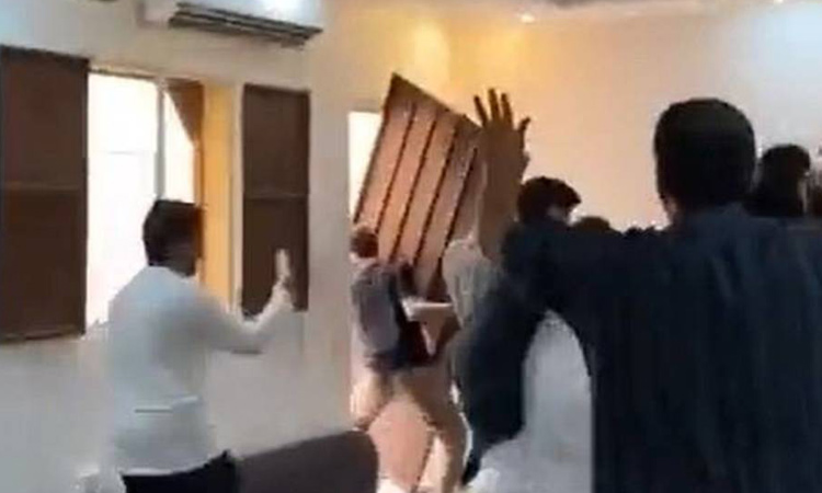 VIDEO: Saudi fan breaks the door of his house in celebration of the historic victory over Argentina