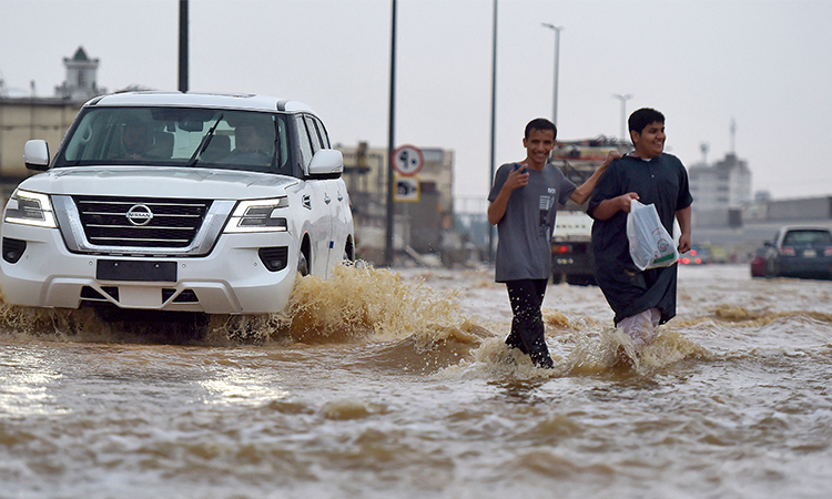 VIDEO: Two dead as Saudi storm shuts schools, delays flights and damages main road to Makkah 