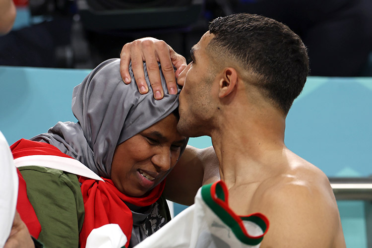 Morocco’s Ashraf Hakimi kisses the forehead of his mother after victory over Belgium, photo goes viral