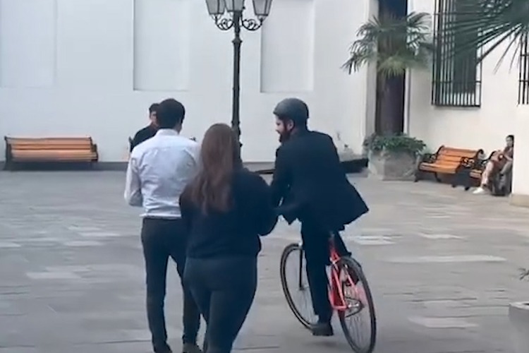 VIDEO: Chilean President Gabriel Boric arrives at the presidential palace on a bicycle