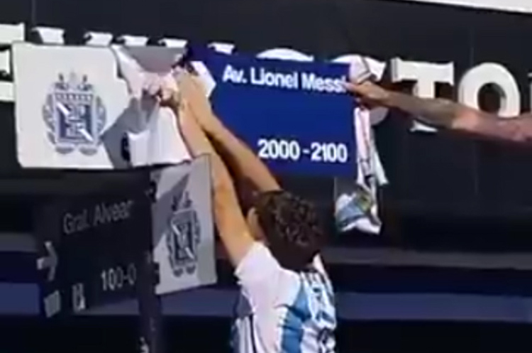 VIDEO: Soccer-addicted Argentine fans rename street after Messi in Buenos Aires