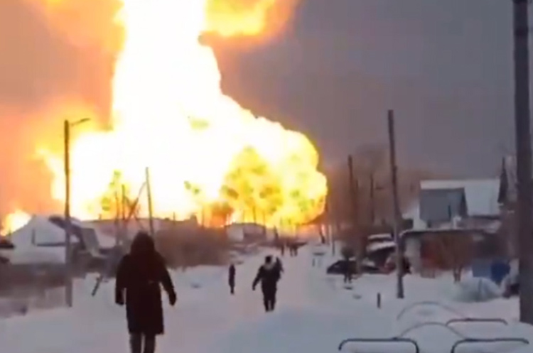 Three dead as blast shuts part of Russia-Ukraine gas export pipeline