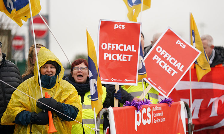 Military plugs gap as passport control staff strike at UK airports