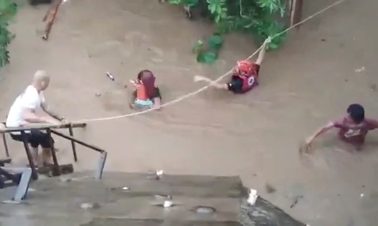 VIDEO: Philippines floods force tens of thousands to flee homes