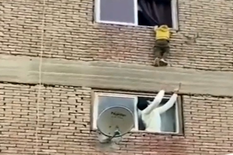 Two Egyptian youths rescue child from falling off third floor