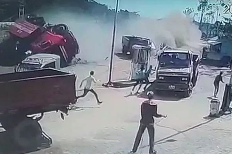 VIDEO: Trailer crashes into vehicles in India, at least five dead 