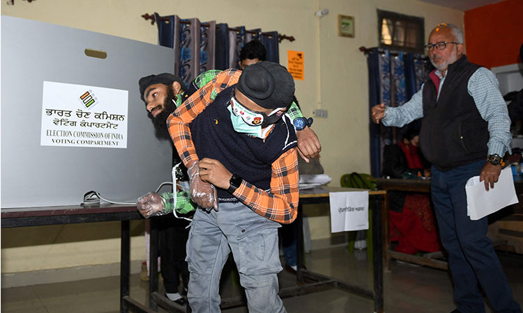 Indian conjoined twins vote in dark glasses for confidentiality