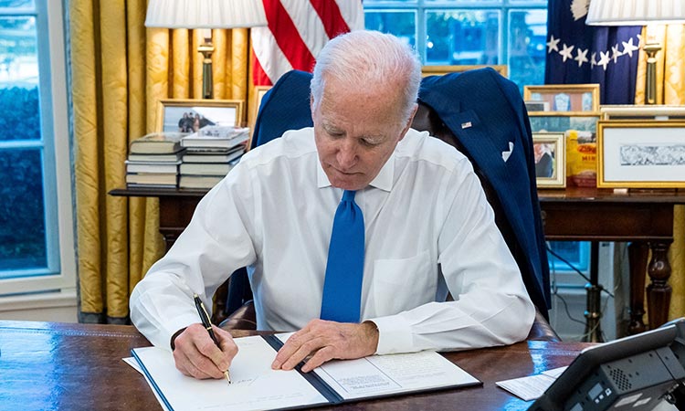 Biden signs order targeting economic activity with Ukraine rebel regions