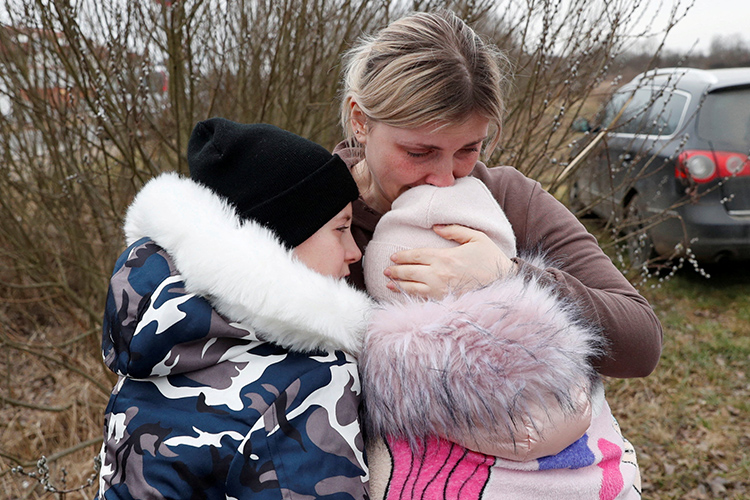 Mother brings stranger's children to safety at Ukraine border