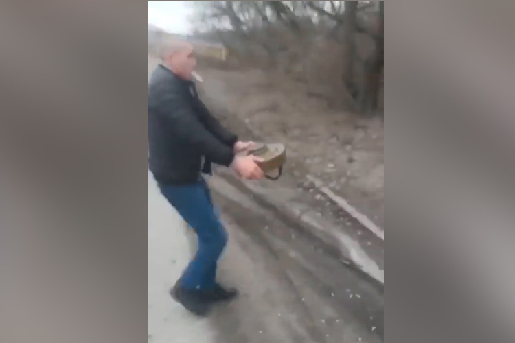 Ukrainian removes an anti-tank mine with bare hands, video goes viral