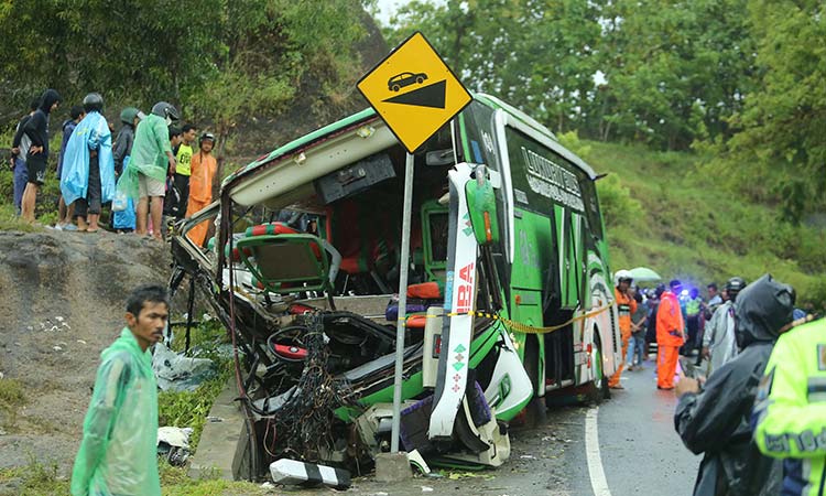 Indonesia bus crash kills 13, injures dozens