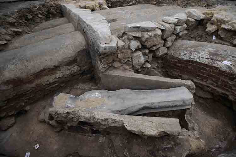 VIDEO: Ancient tombs unearthed at Paris' Notre-Dame cathedral