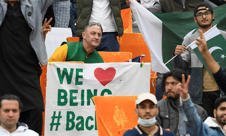 From stones to selfies: Australian super fan welcomed in Pakistan