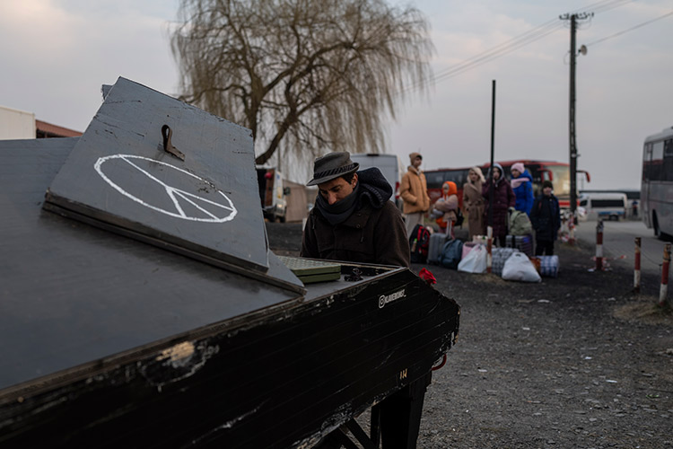 VIDEO: Meet the volunteer who plays piano for refugees leaving Ukraine