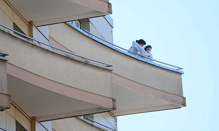  Four die as French family plunges from balcony 