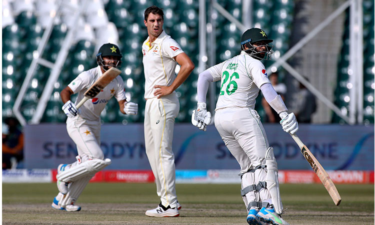 Pakistan and Australia tussle for win after Khawaja, Smith milestones 