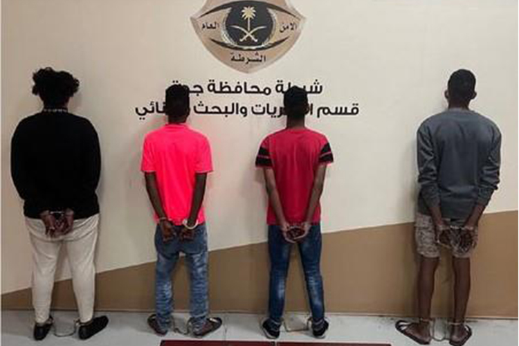 VIDEO: Saudi Police arrest 4 on charges of assault and armed robbery at shops