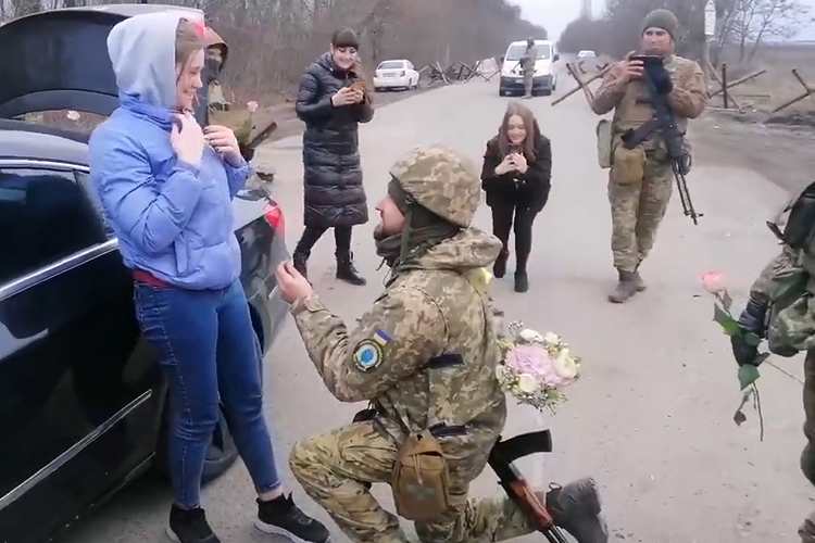 Video of a Ukrainian soldier proposing to his girlfriend at a checkpoint amid war goes viral