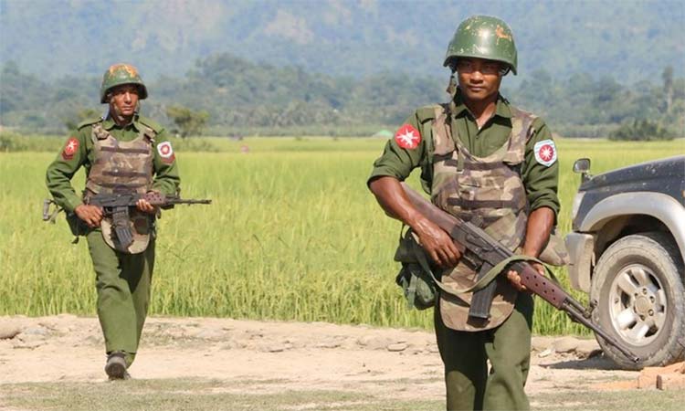 Myanmar army launches air strikes against rebels near Thai border