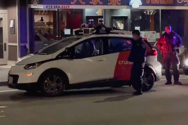 VIDEO: Driverless car stopped in San Francisco puzzles cops