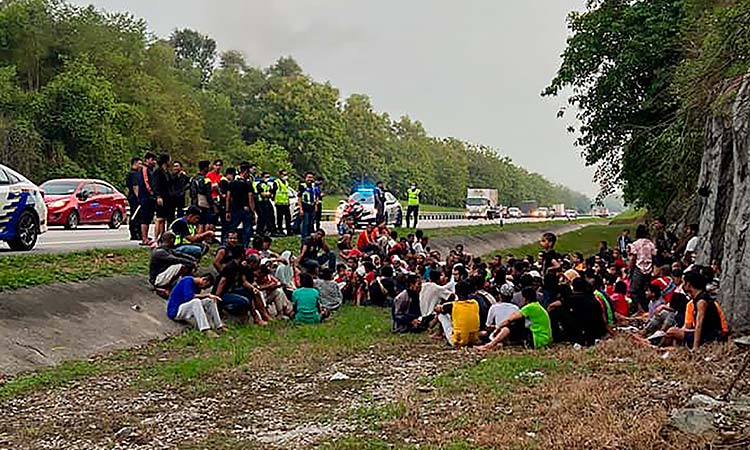 Six Rohingya dead, hundreds flee after riot at Malaysian detention camp