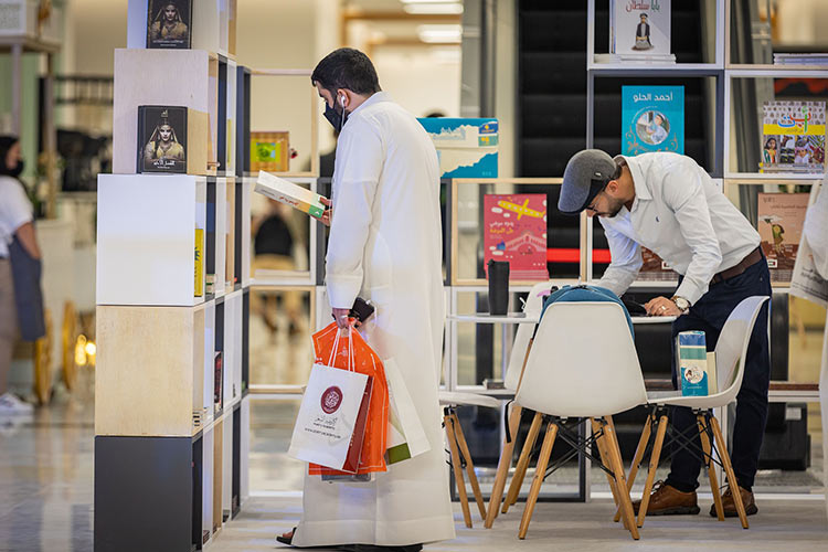 Visitors throng Emirati Book Fair into final hours on Sunday