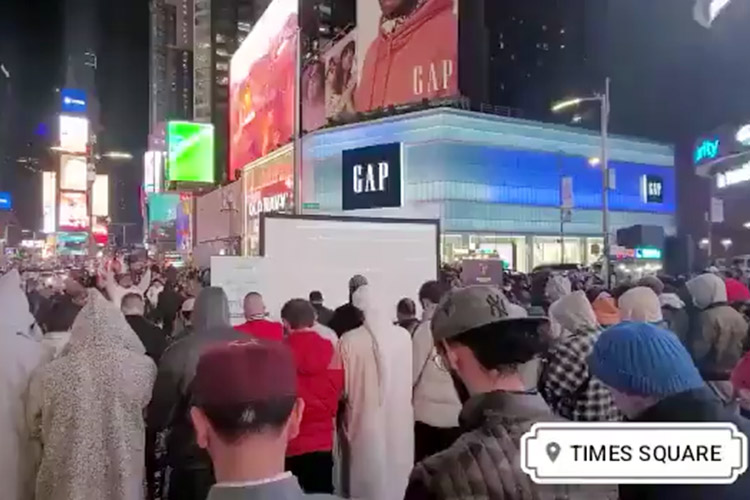 VIDEO: For the first time in US history, Muslims perform Taraweeh prayers at New York Times Square 