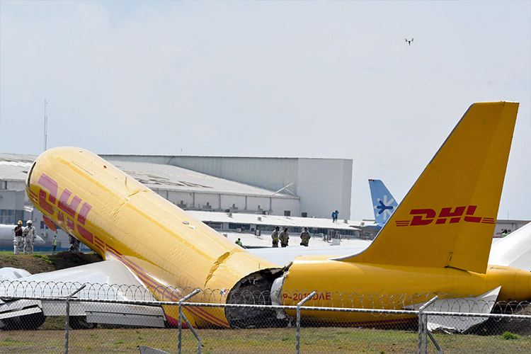 VIDEO: Cargo plane breaks in two during emergency landing in Costa Rica 