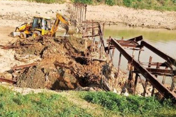 Thieves steal 500-tonne, 60-foot iron bridge in India