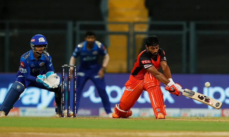 Tripathi, Malik star as Hyderabad edge Mumbai to remain afloat