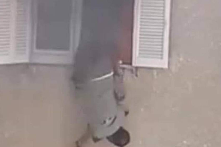 VIDEO: Disturbed man breaks into an apartment, stabs its owner and commits suicide in Egypt