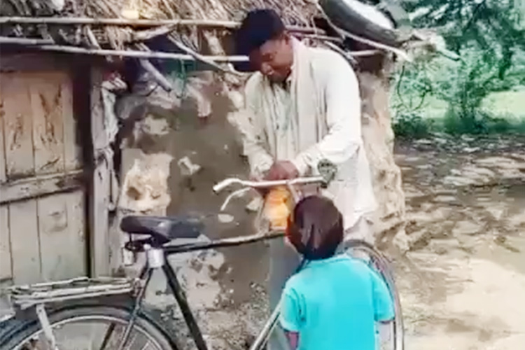 Video of boy applauding his father for buying second-hand bicycle melts hearts