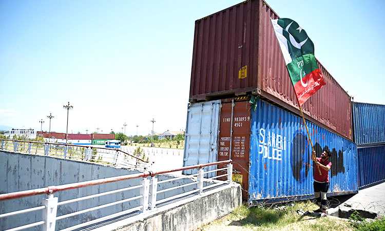 Police raid PTI leaders’ homes, arrest hundreds of supporters ahead of long march to Islamabad